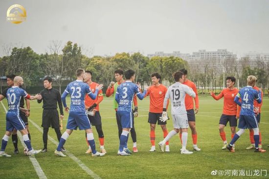 美女跪下吃男人的j8视频