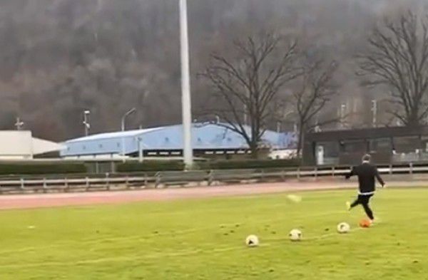 美女跪下吃男人的j8视频