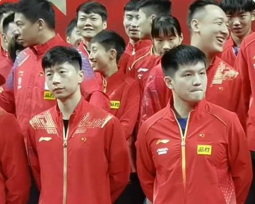 美女跪下吃男人的j8视频